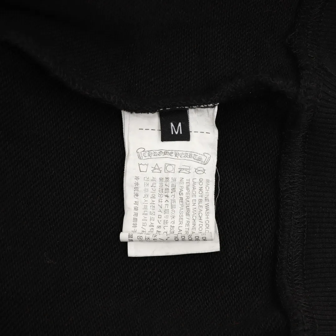 P580 Chrome Hearts/Chrome Hearts Heavy-duty washed horseshoe Sanskrit denim patch embroidered hooded sweatshirt. Made of double-strand double yarn 430g pure cotton sweatshirt fabric. The fabric is woven with double-strand twists. It is 40% stronger than single-strand yarn and forms a three-dimensional texture similar to the texture of tripe. It not only maintains the moisture absorption and breathability of pure cotton, but also achieves softness and non-collapse through double-strand thickening. Laser burning appliqué embroidery. Frayed process Micro-label patch on the chest Large logo horseshoe pattern on the back Heavy-duty laser burnt three-dimensional patch embroidery design Washed and frayed The overall garment presents a lazy style Whether it is daily outings or sports and fitness, you can show your trendy attitude and become the focus of the street Complete with three logos OS loose fit Color: washed black, washed white Size: S-XL